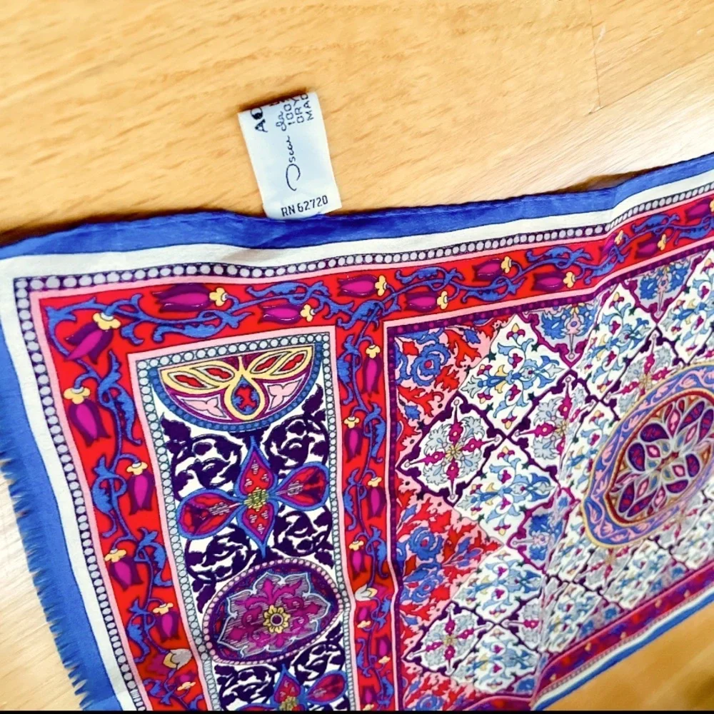 🤩 Vntg Oscar de la Renta Silk Floral Arabesque Scarf - Picture 3 of 12